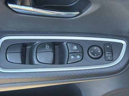 New 2025 Nissan Versa SR w/ Trunk Package image 18