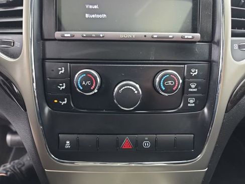 Used 2012 Jeep Grand Cherokee Laredo w/ Laredo E Group image 25