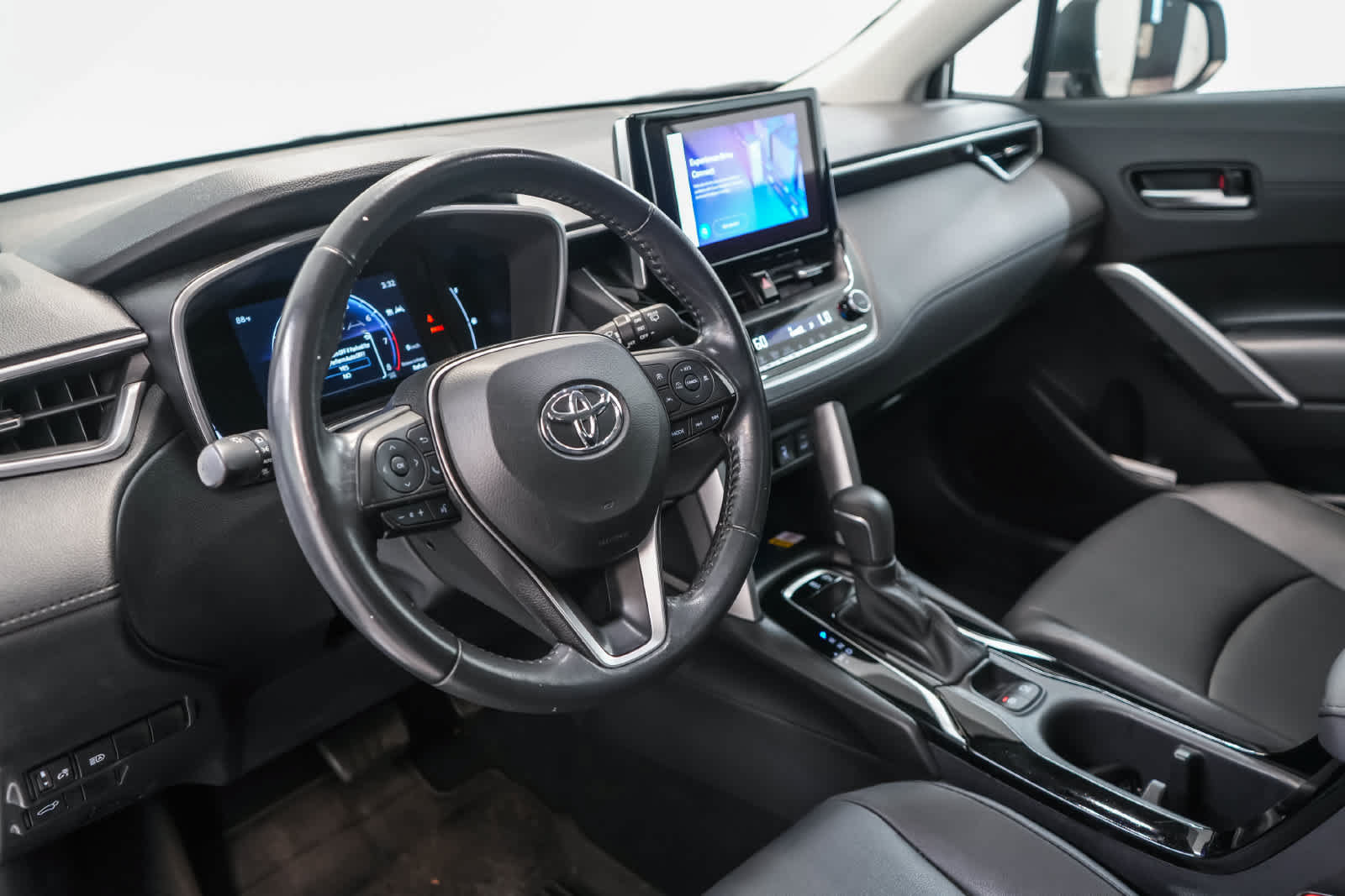 Used 2023 Toyota Corolla Cross XLE w/ Convenience Package FWD image 4