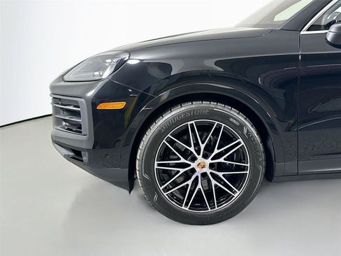 Certified 2025 Porsche Cayenne AWD/4WD image 11
