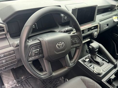 Used 2025 Toyota Tacoma SR AWD/4WD image 17