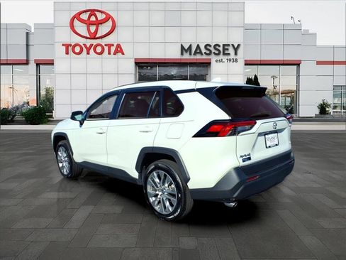 Used 2022 Toyota RAV4 XLE Premium image 6