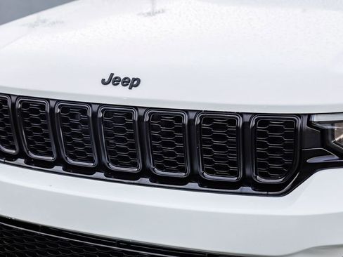 Certified 2025 Jeep Grand Cherokee Altitude image 6