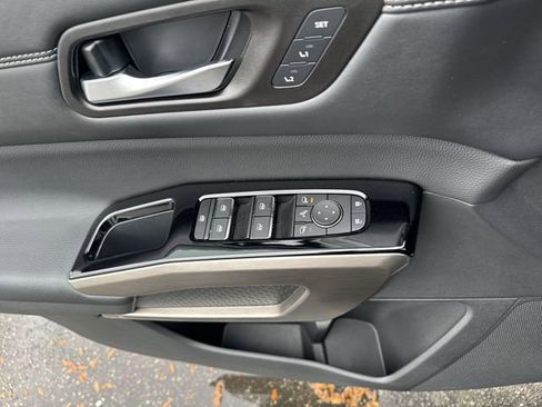 Used 2024 Nissan Pathfinder Platinum image 29