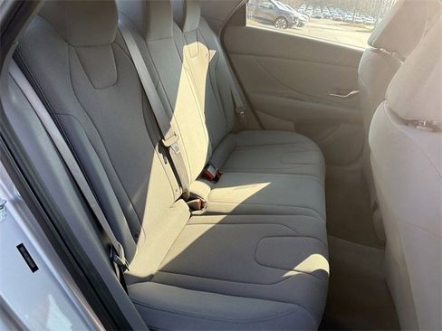 Used 2021 Hyundai Elantra SE image 16