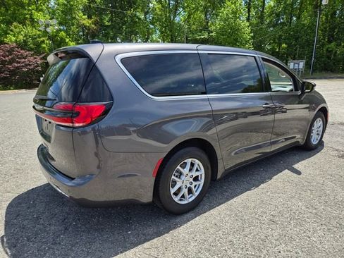 Used 2023 Chrysler Pacifica Touring-L FWD image 8