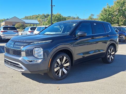 New 2025 Mitsubishi Outlander SE image 2