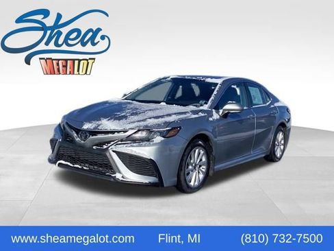 Used 2023 Toyota Camry SE image 1