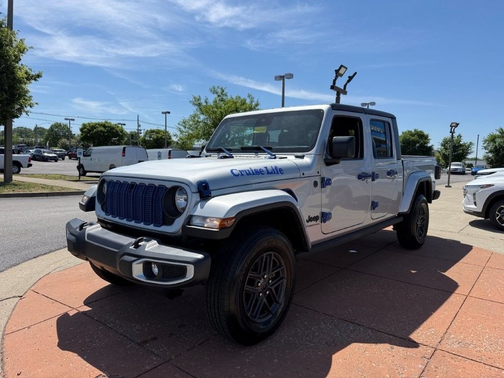 Used 2024 Jeep Gladiator Sport AWD/4WD image 3