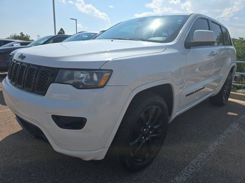 Used 2018 Jeep Grand Cherokee Altitude AWD/4WD image 3
