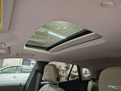 Used 2024 Chevrolet Trax ACTIV w/ Sunroof Package image 36