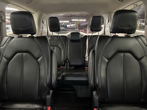 Used 2023 Chrysler Pacifica Touring-L image 23