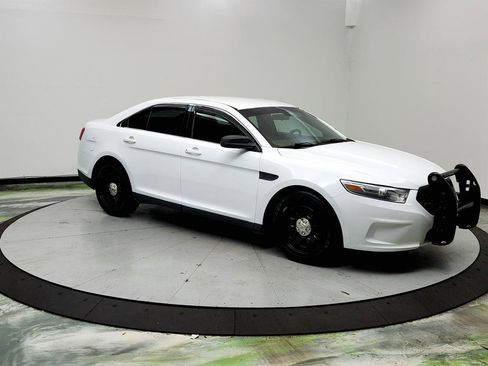 Used 2018 Ford Taurus SE image 3