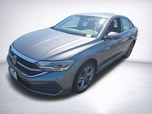 Used 2024 Volkswagen Jetta SE FWD image 3