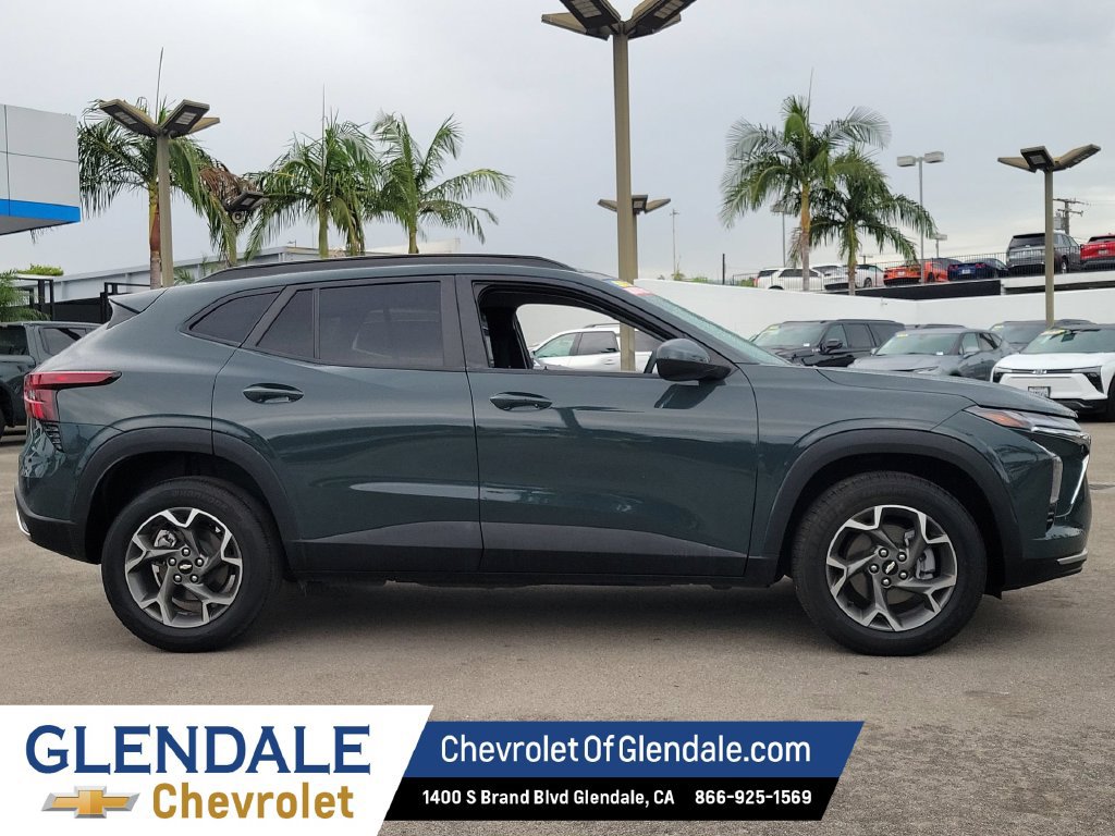 Used 2025 Chevrolet Trax LT FWD image 10