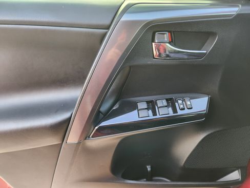 Used 2018 Toyota RAV4 SE image 28