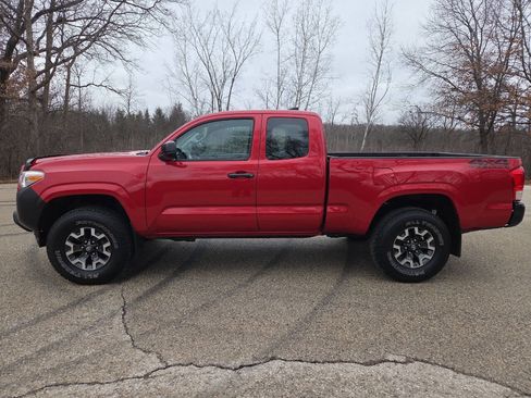 Used 2017 Toyota Tacoma SR image 3