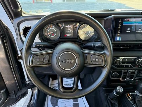 Used 2025 Jeep Gladiator Sport image 18