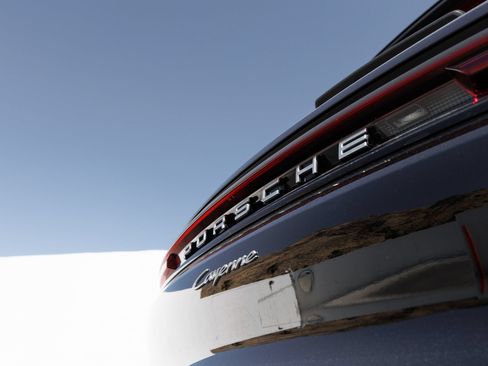 Certified 2024 Porsche Cayenne AWD/4WD image 12