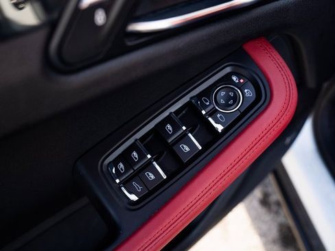 Certified 2018 Porsche Macan image 15