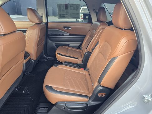 Used 2023 Nissan Pathfinder Platinum AWD/4WD image 11