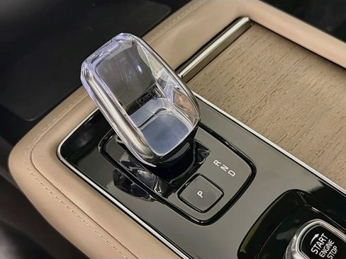 New 2026 Volvo XC90 B6 Plus w/ Protection Package Premier AWD/4WD image 17