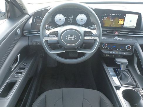 Certified 2024 Hyundai Elantra SEL w/ Convenience Package image 3