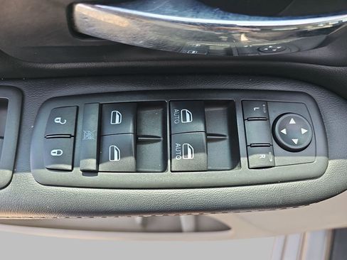 Used 2015 Chrysler Town & Country Touring FWD image 34