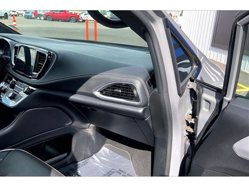 Used 2025 Chrysler Pacifica Limited FWD image 18