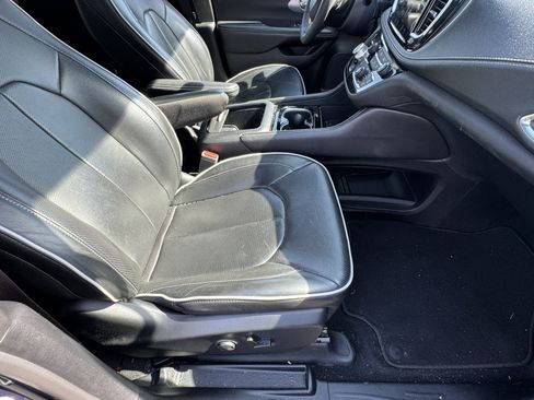 Used 2025 Chrysler Pacifica Limited FWD image 16
