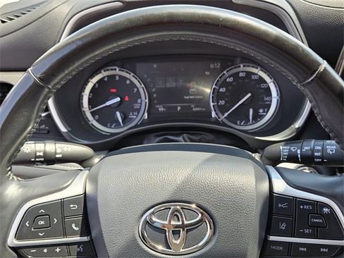 Used 2022 Toyota Highlander XLE image 28