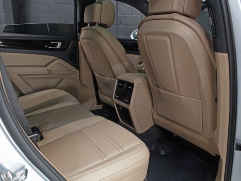 Used 2019 Porsche Cayenne w/ Premium Package AWD/4WD image 43