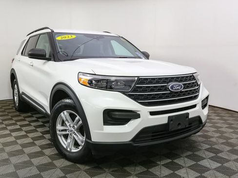Used 2023 Ford Explorer XLT AWD/4WD image 3