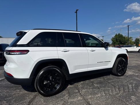 Used 2025 Jeep Grand Cherokee Altitude AWD/4WD image 3