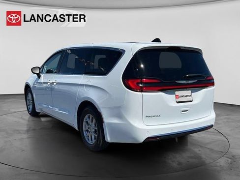 Used 2024 Chrysler Pacifica Touring-L FWD image 5