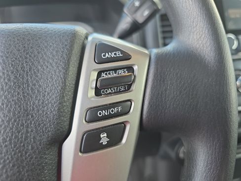 Used 2022 Nissan Titan SV image 17