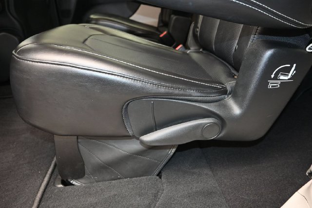 Used 2024 Chrysler Pacifica Touring-L FWD image 10