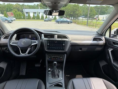 Used 2023 Volkswagen Tiguan SE w/ Panoramic Sunroof Package FWD image 12