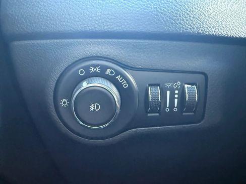 Used 2018 Jeep Compass Latitude w/ Popular Equipment Group FWD image 11