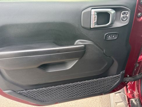 Used 2021 Jeep Gladiator Sport image 17