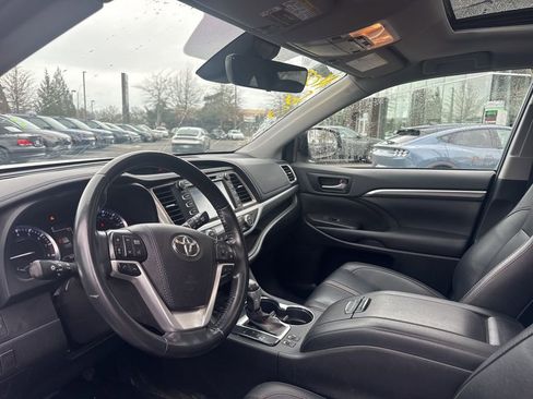 Used 2019 Toyota Highlander SE image 8