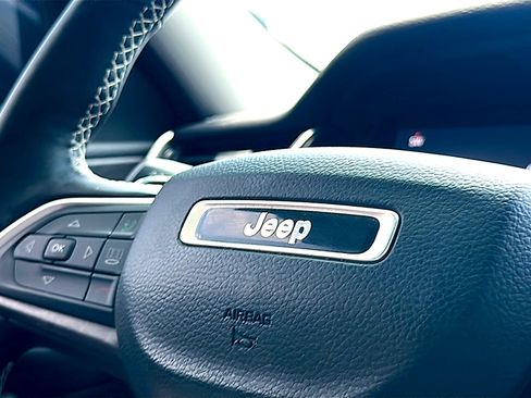 Used 2022 Jeep Grand Cherokee L Limited AWD/4WD image 32