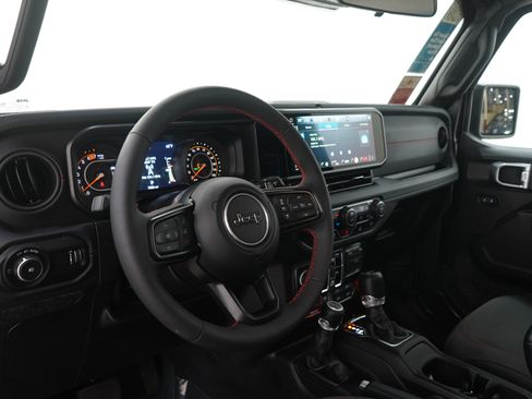 Used 2024 Jeep Wrangler Unlimited Rubicon w/ Convenience Group AWD/4WD image 25