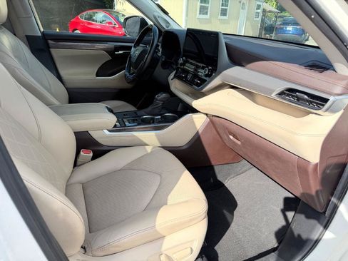 Used 2020 Toyota Highlander Platinum FWD image 19