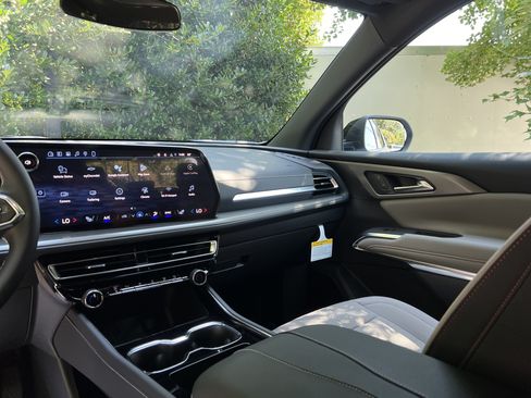 New 2026 Chevrolet Traverse LT w/ Sun and Wheel Package FWD image 25