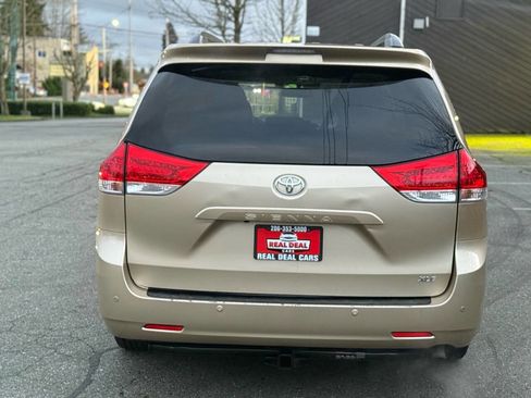 Used 2014 Toyota Sienna XLE image 6
