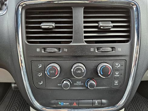 Used 2019 Dodge Grand Caravan SXT image 42