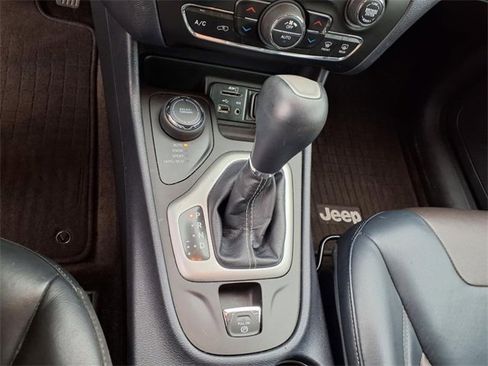 Used 2017 Jeep Cherokee Limited image 21