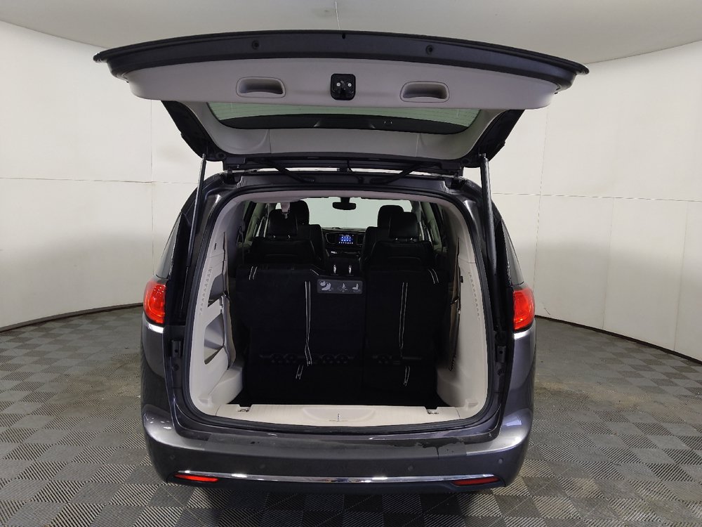 Used 2018 Chrysler Pacifica Touring-L FWD image 29