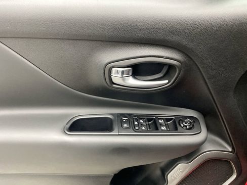 Used 2022 Jeep Renegade Latitude AWD/4WD image 12